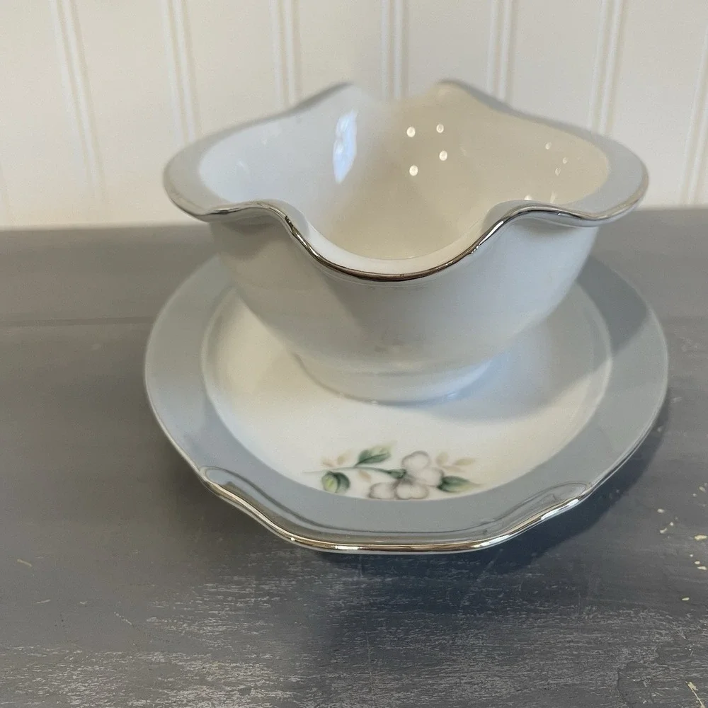 Vintage Harmony‎ House Sheraton Gray Band White Flower Gravy Boat
